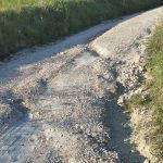 Anche il vescovo di Assisi impantanato a Gabbiano. Il grido dei residenti: "strade vergognose e impercorribili"